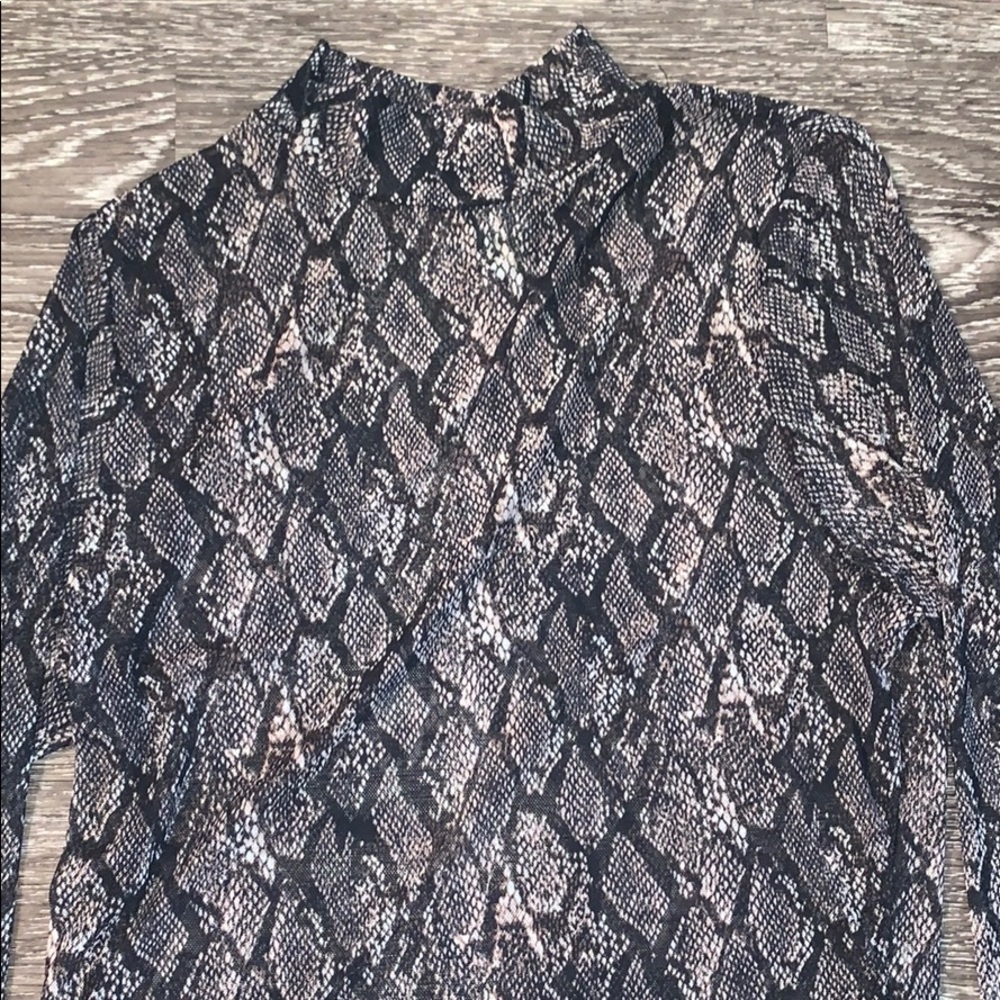 WILD FABLE M SEE THROUGH SNAKESKIN MOCK NECK TOP